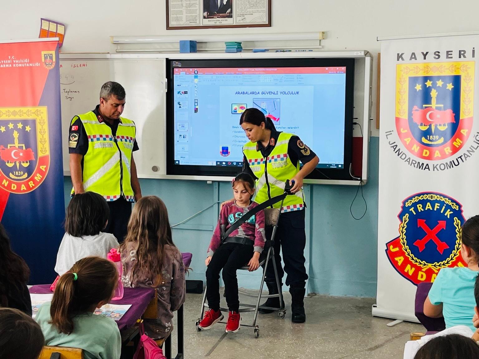 Jandarma ekiplerinden trafik güvenliği eğitimi